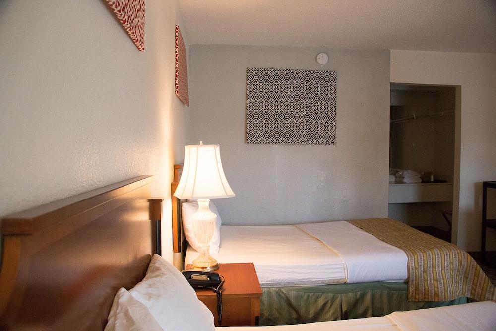 Cocomo Inn and Suites photo 5