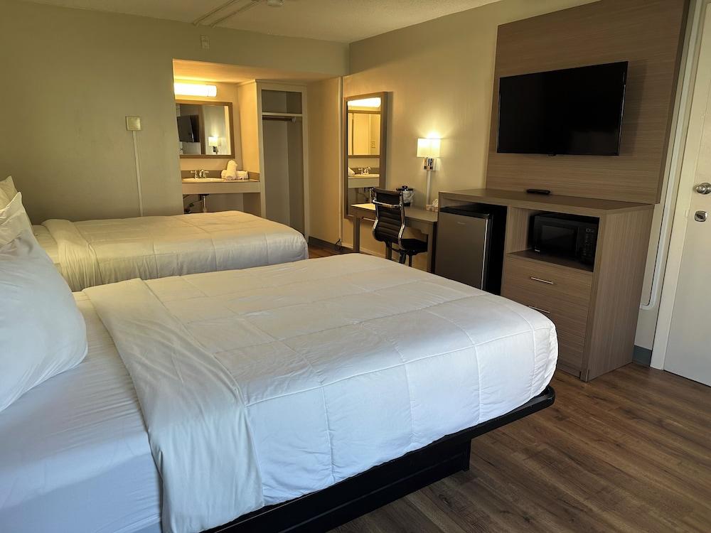 Whaler Inn and Suites photo 13