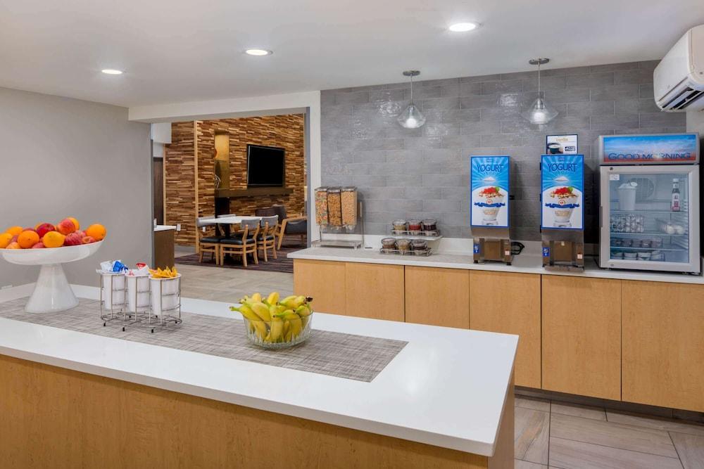La Quinta Inn & Suites by Wyndham Perry photo 13