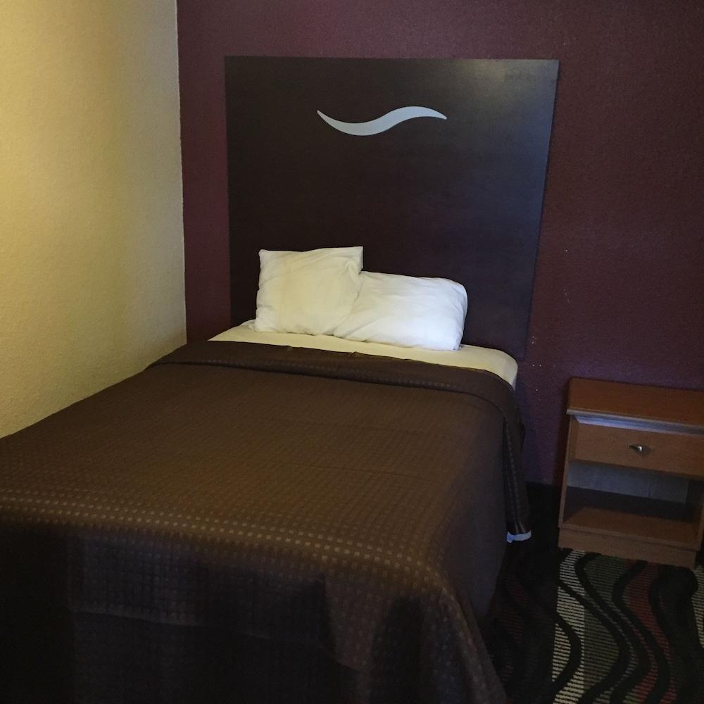 Town and Country Motel photo 8
