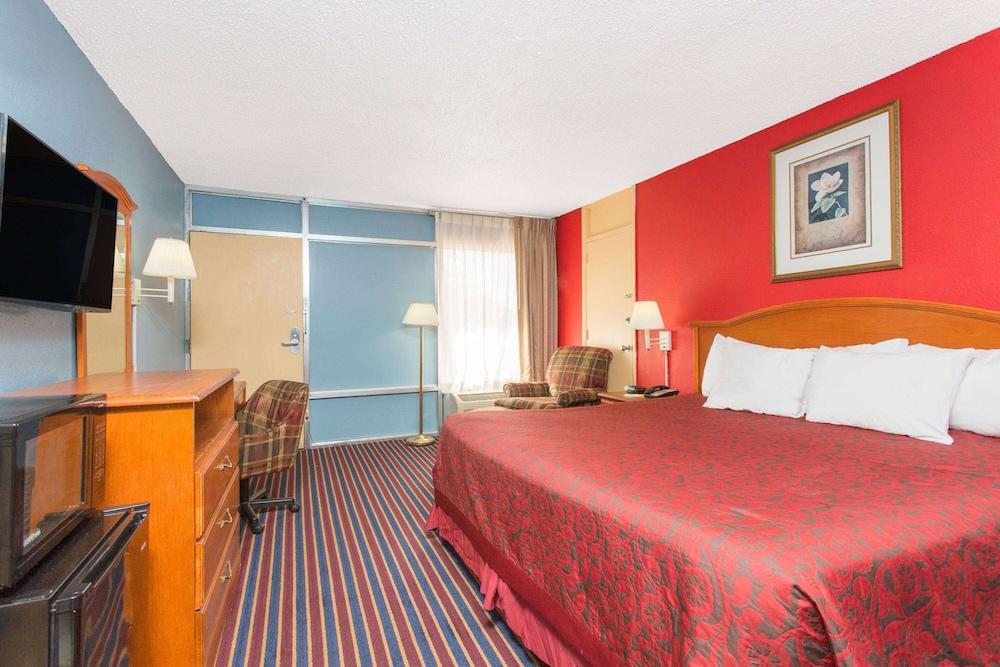 Days Inn by Wyndham Albany photo 10