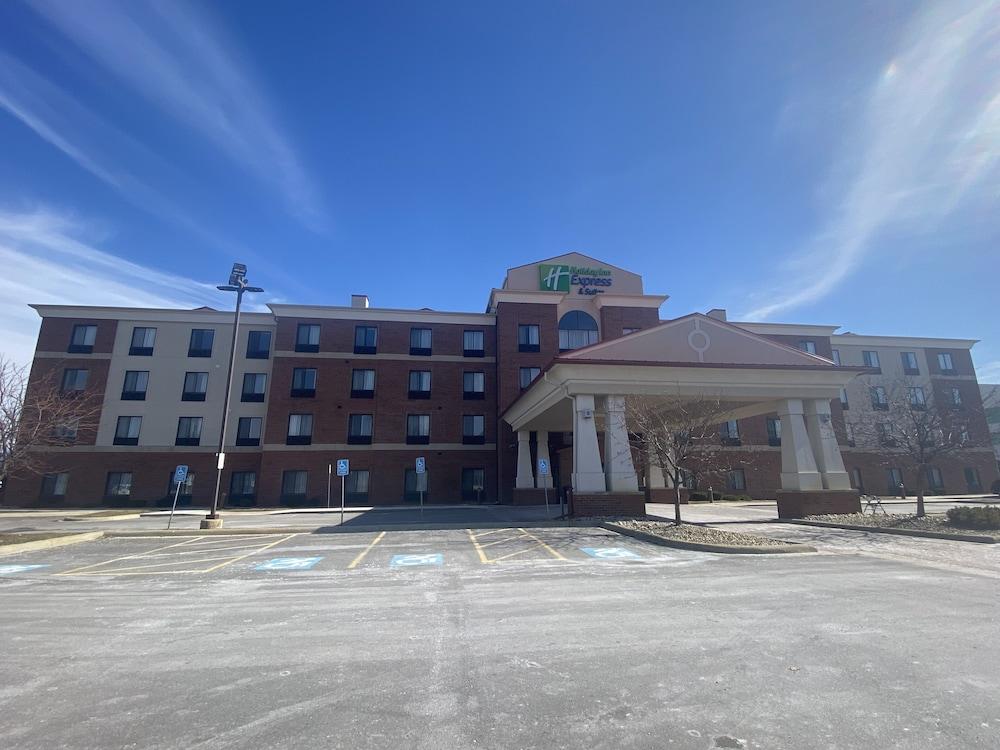 Holiday Inn Express & Suites Detroit North - Troy by IHG photo 31