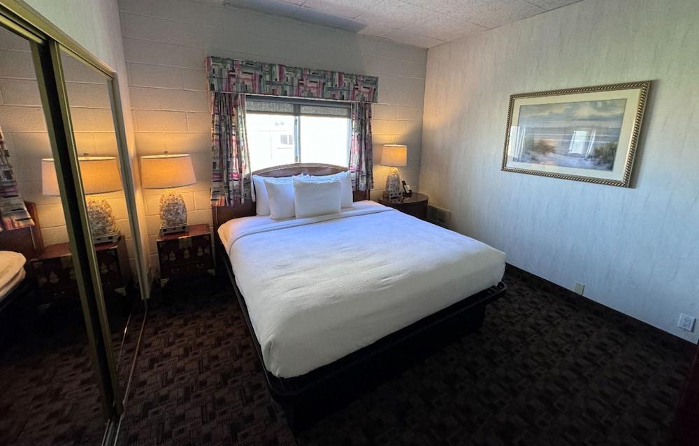 Promenade Inn & Suites Oceanfront photo 41