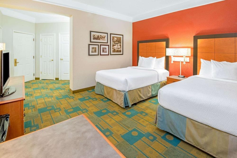 La Quinta Inn & Suites by Wyndham Sherman photo 4