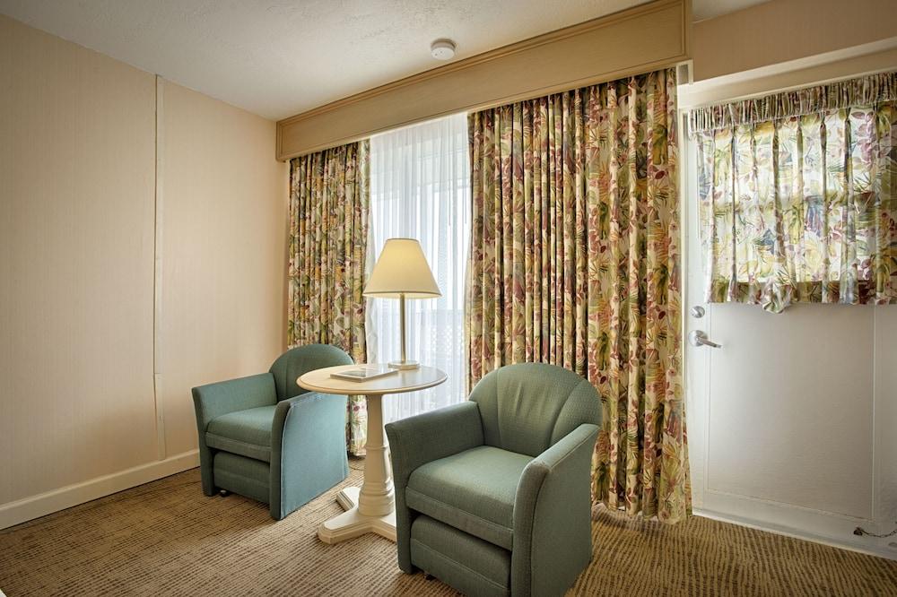 Sandcastle Resort at Lido Beach photo 9