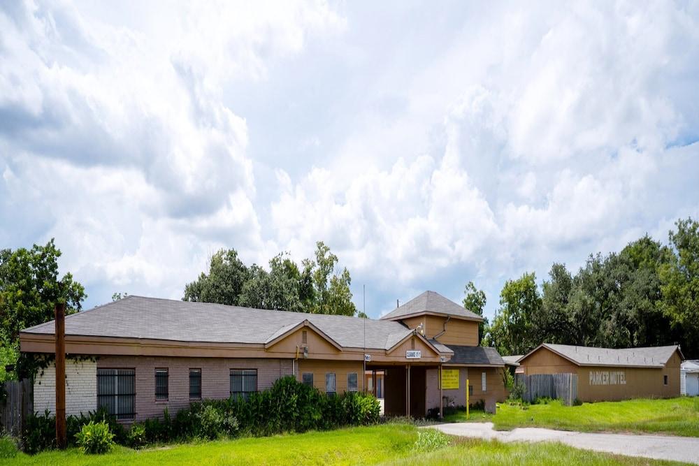Capital O Parker Motel Clute Jackson Tx 332 — hotel in Clute