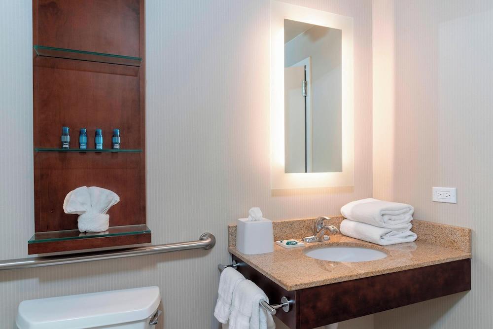 Delta Hotels by Marriott Kalamazoo Conference Center photo 16