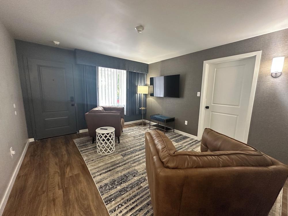 Lighthouse Inn & Suites photo 23
