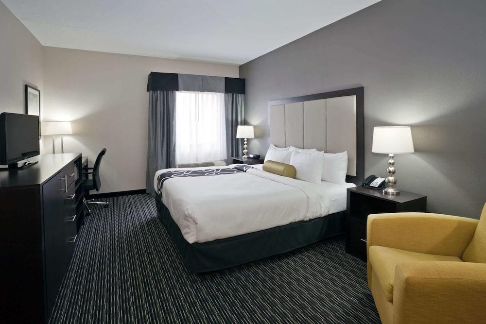La Quinta Inn & Suites by Wyndham Detroit Metro Airport photo 14