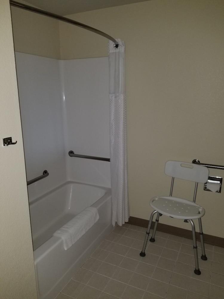 Baymont by Wyndham Noblesville photo 43
