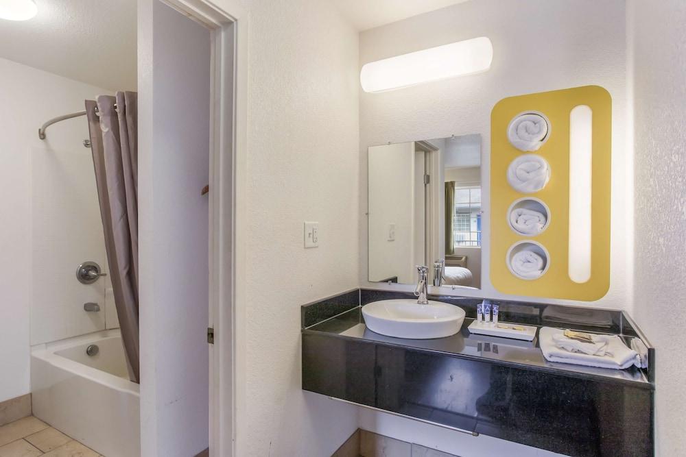 Americas Best Value Inn Bowling Green photo 26