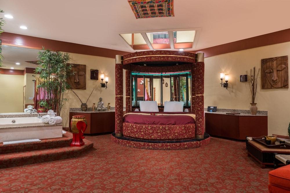 Inn of the Dove Romantic Suites with Jetted Tub & Fireplace photo 33