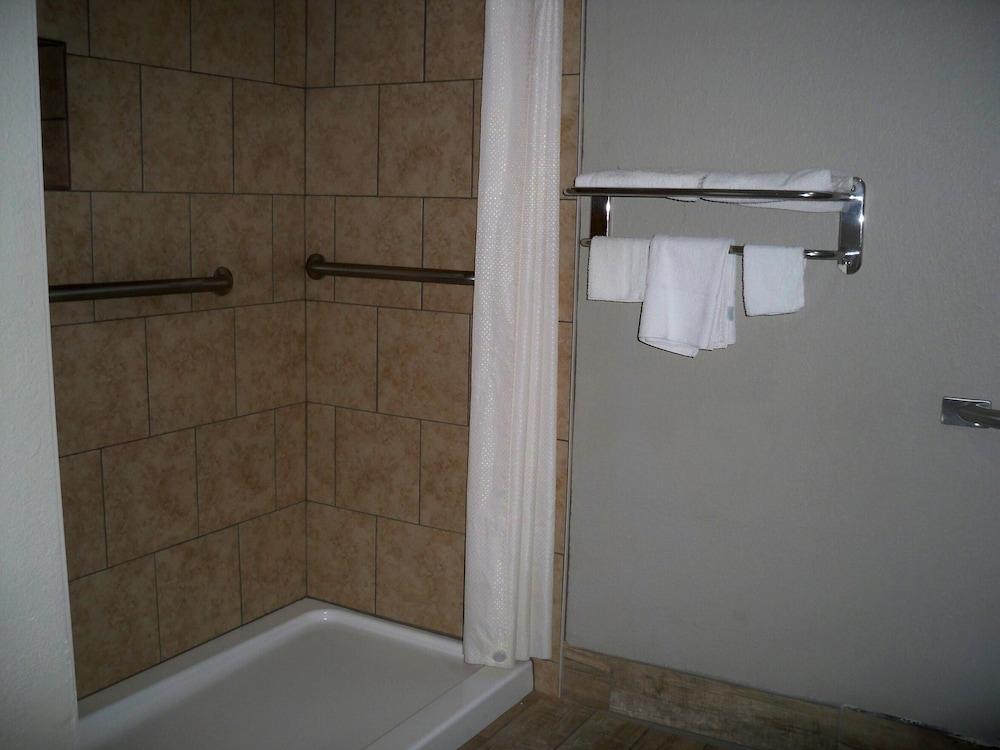 Scottish Inn & Suites photo 53
