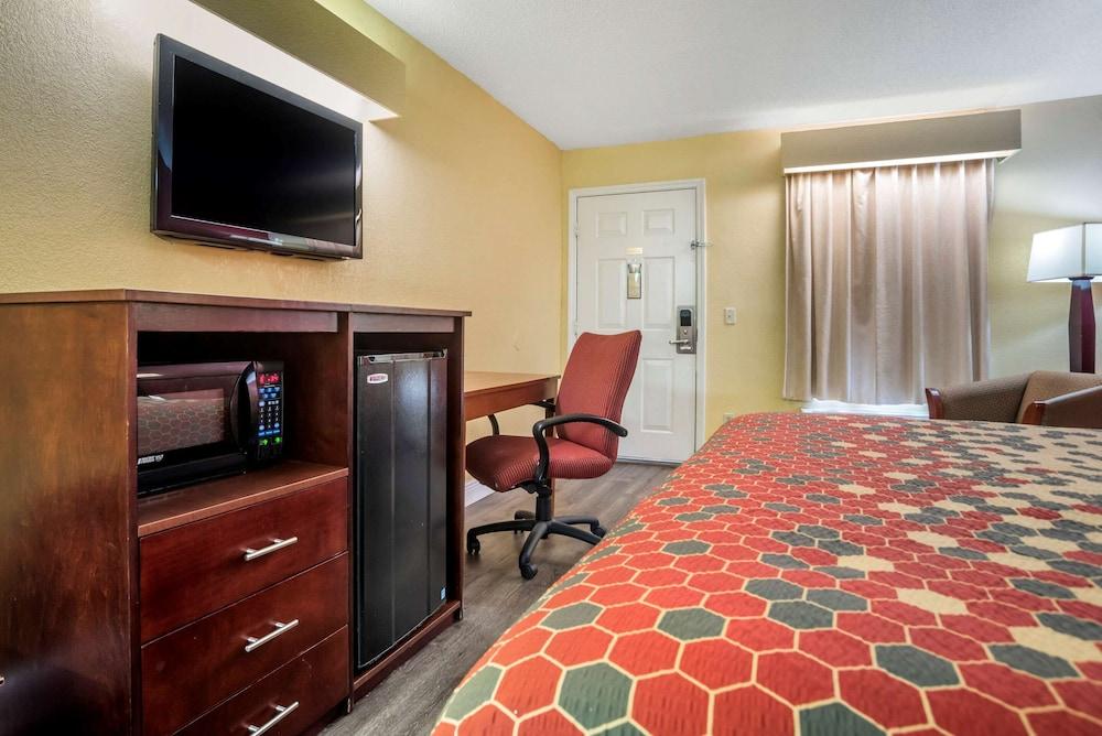 Econo Lodge Tupelo Barnes Crossing photo 12
