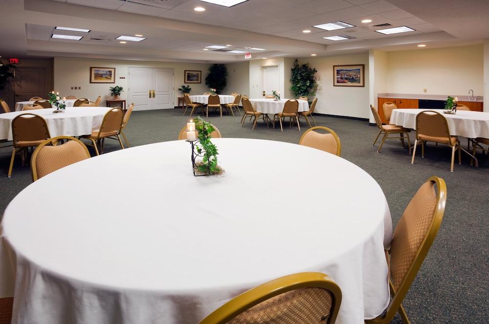 Holiday Inn Express & Suites Winner by IHG photo 38