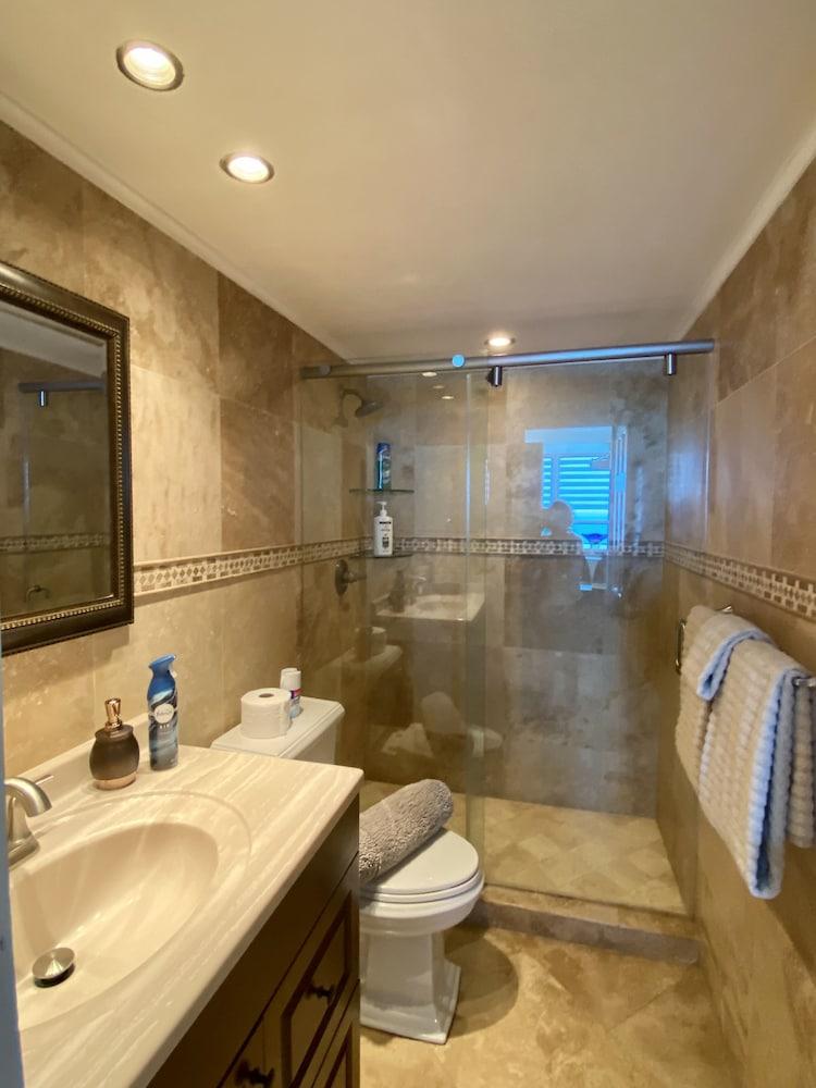 Direct ocean front condo Miami Beach photo 19