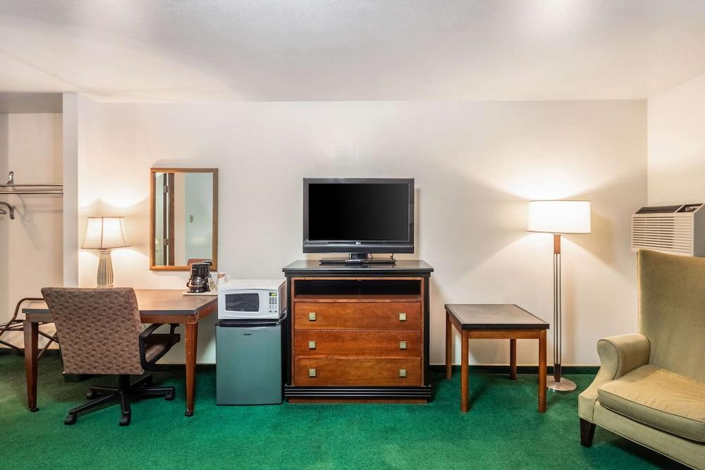 Econo Lodge Waupaca photo 26