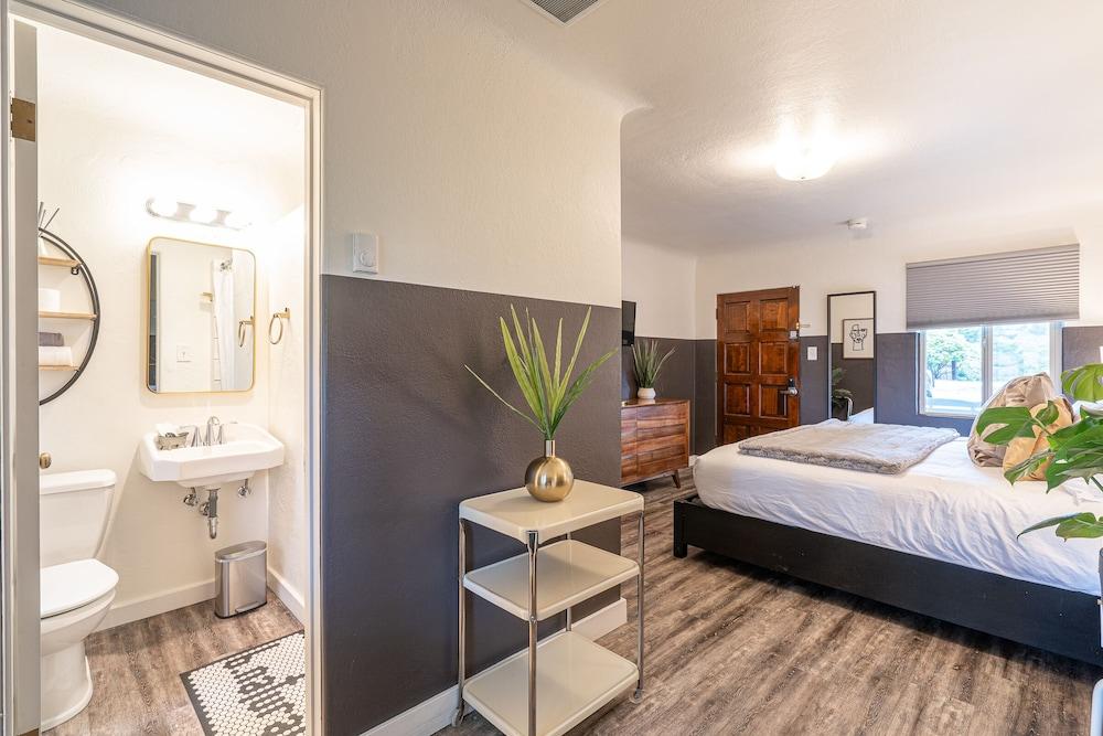 b.side motel + rv photo 20