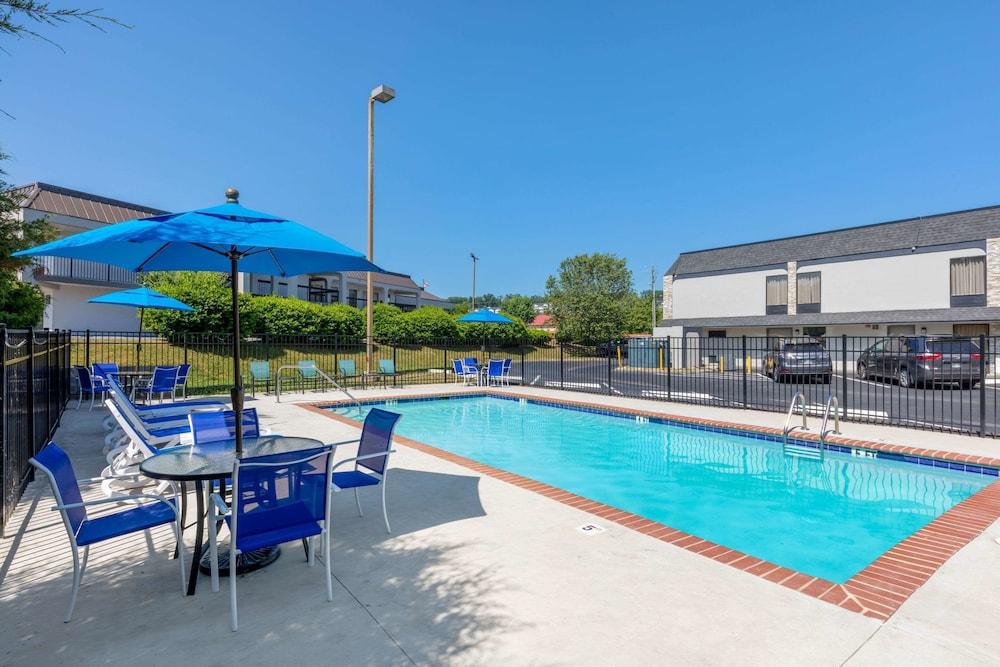 Quality Inn Cleveland North photo 28