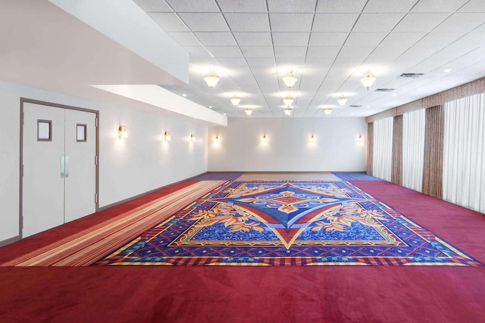 Days Inn by Wyndham Albion photo 17