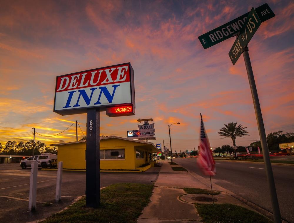 Deluxe Inn photo 17