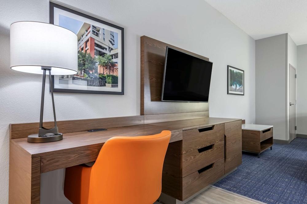 Comfort Suites Gainesville near University photo 18