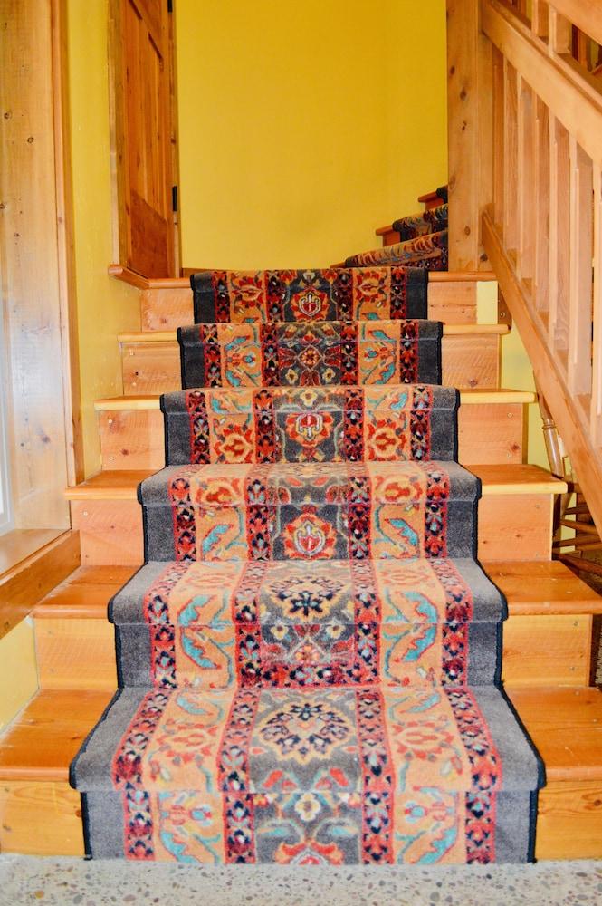 Glacier Guides Lodge photo 31