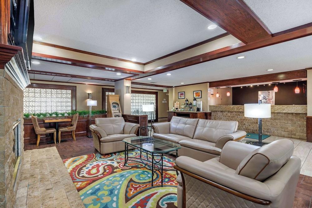 Quality Suites Addison - Dallas photo 32