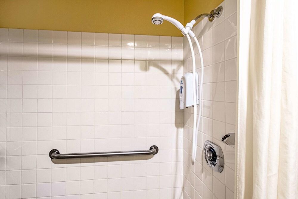 Econo Lodge Watertown photo 24