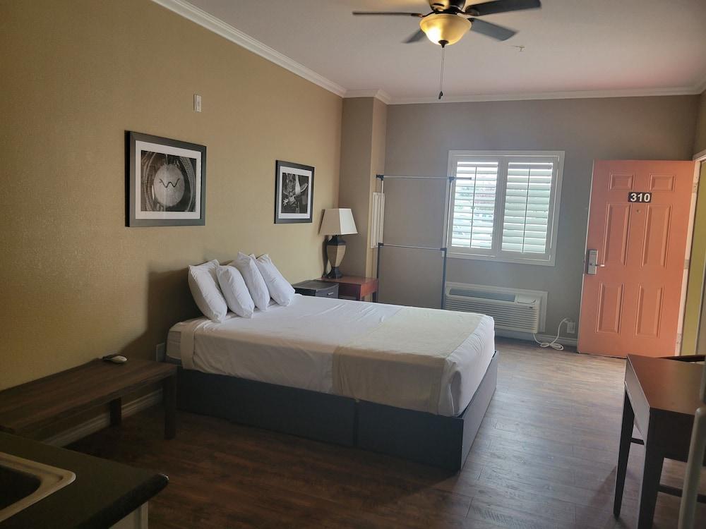 Cotulla Whitten Inn photo 12