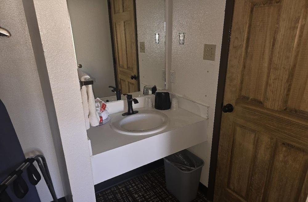 Econo Lodge Eagle Nest photo 53