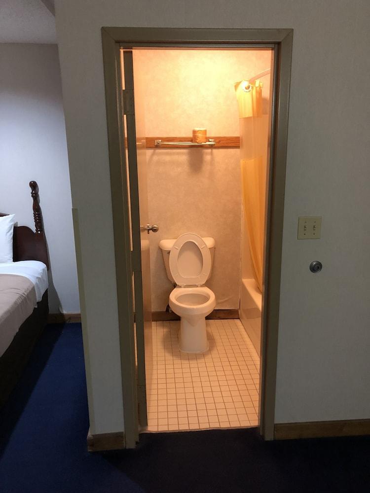Denison Inn & Suites photo 40