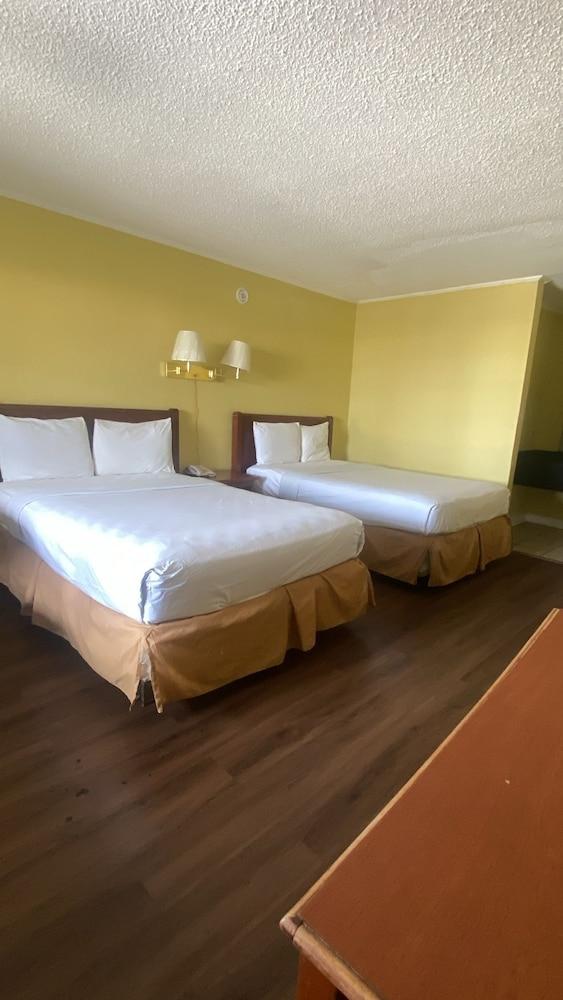 Evergreen Plaza Inn photo 6