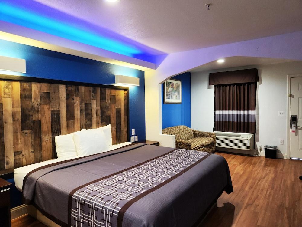Express Inn Tomball photo 5