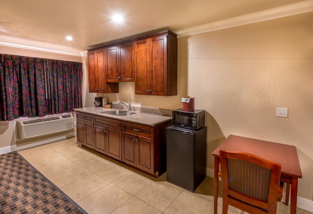 Edgewater Inn Reedley photo 9
