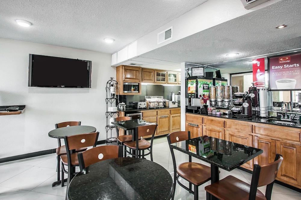 Econo Lodge Inn & Suites Memphis East photo 12