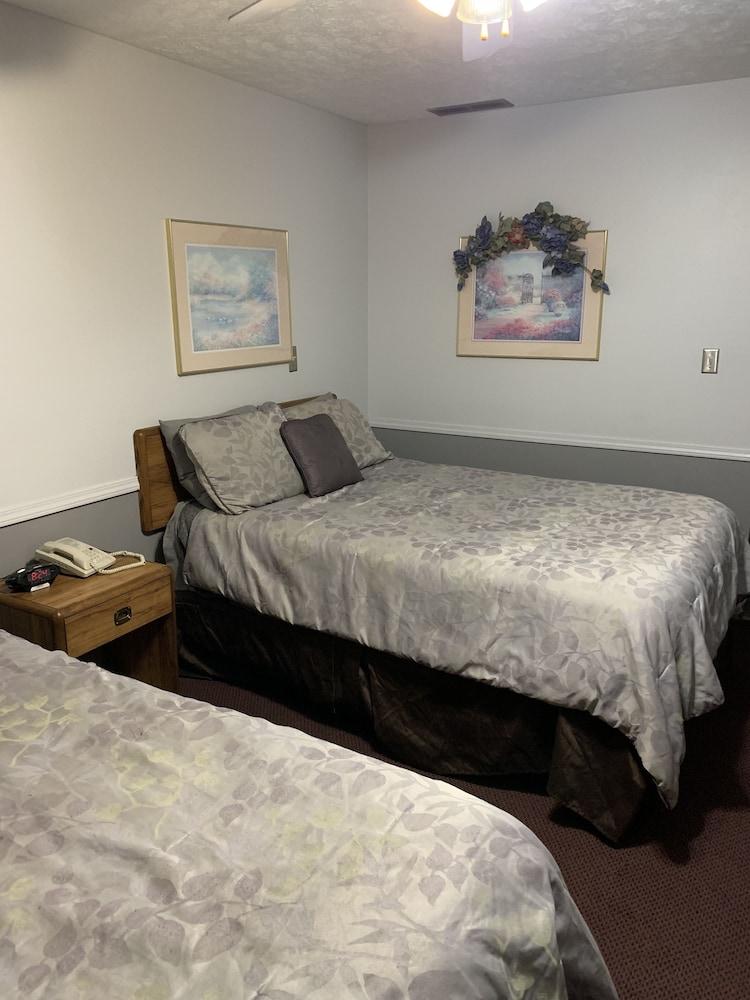 Blue Spruce Motel photo 40