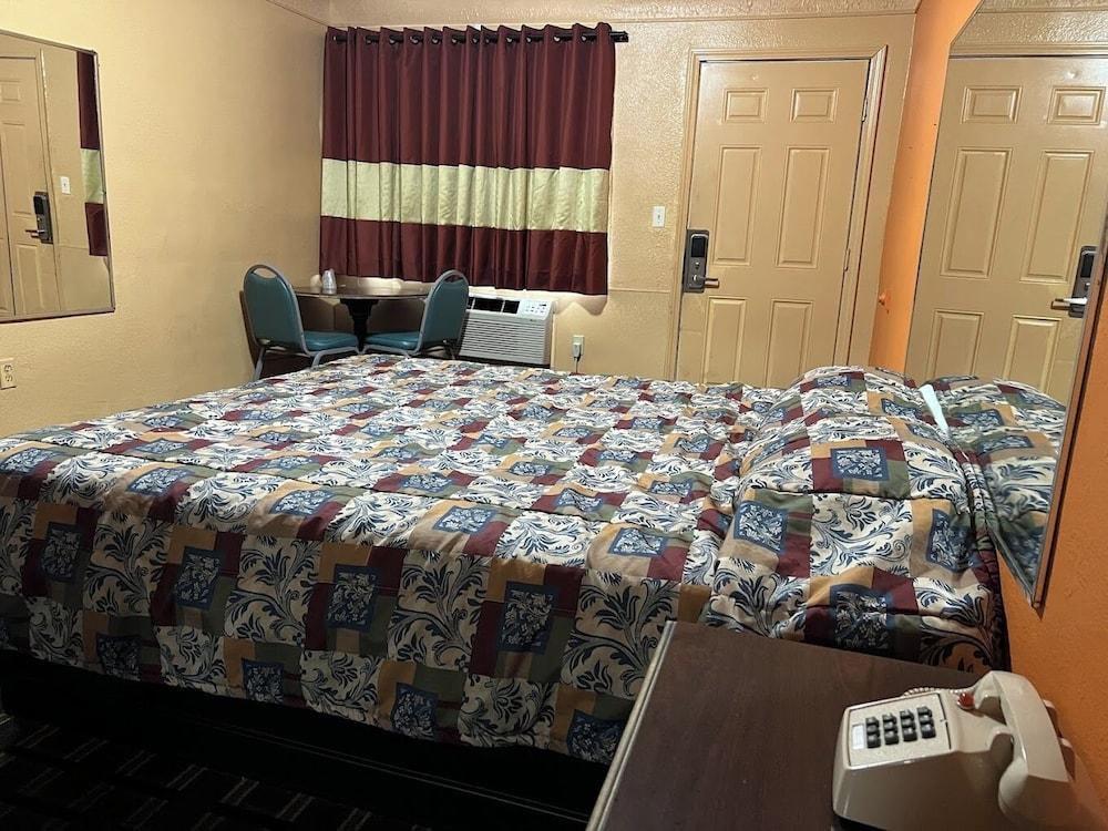Deluxe Inn Motel photo 2
