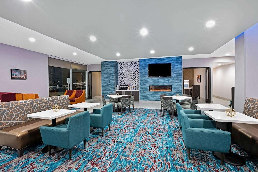 La Quinta Inn & Suites by Wyndham DFW West-Glade Parks photo 9