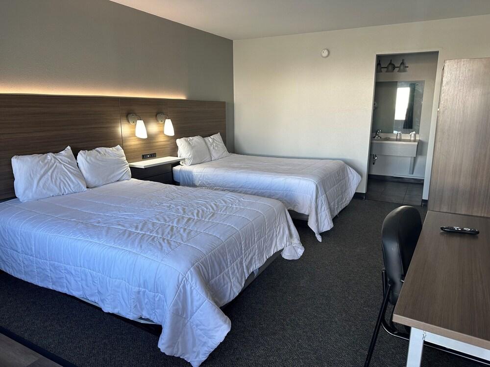 Home-Towne Lodge photo 13