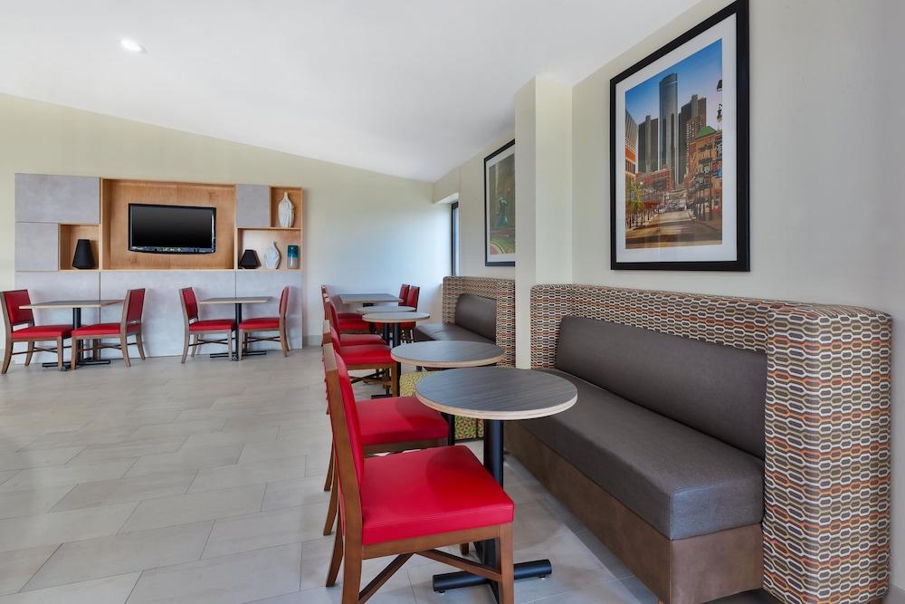 Holiday Inn Express Detroit-Warren by IHG photo 19
