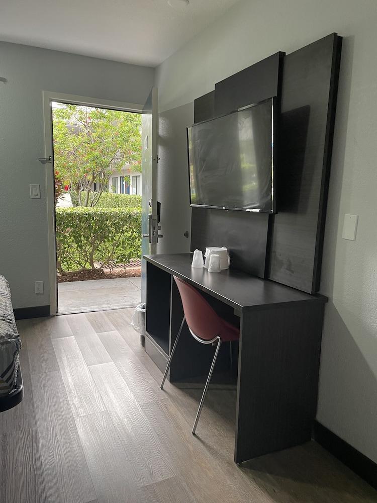 Motel 6 Lantana, FL photo 15