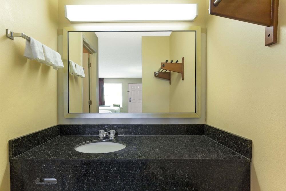 Americas Best Value Inn & Suites Sumter photo 11