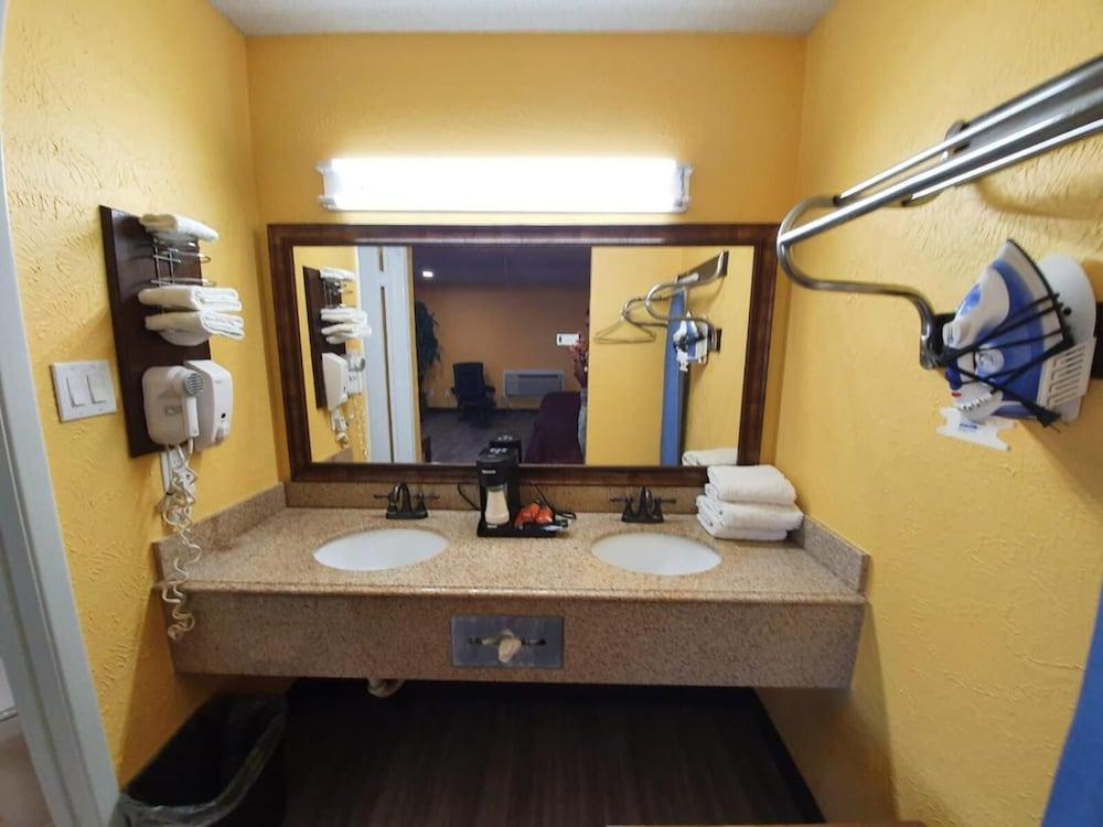 Chaparral Motel photo 38
