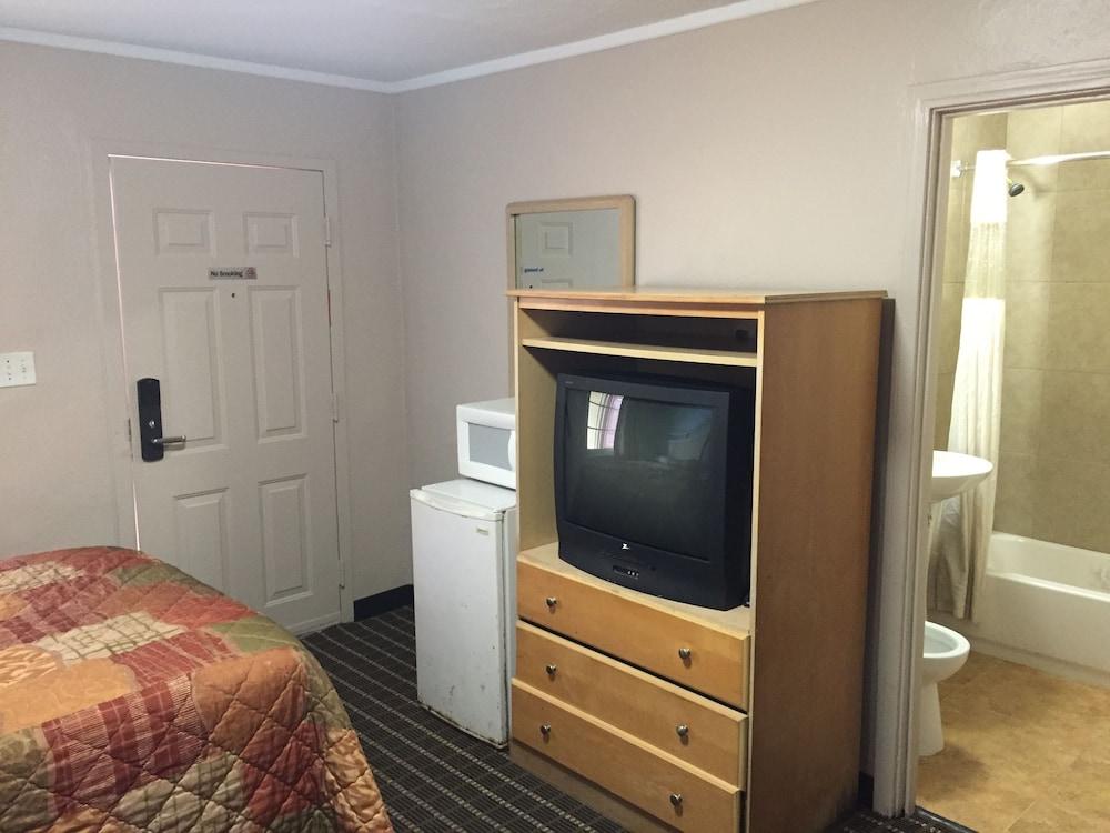 Economy Motel photo 6