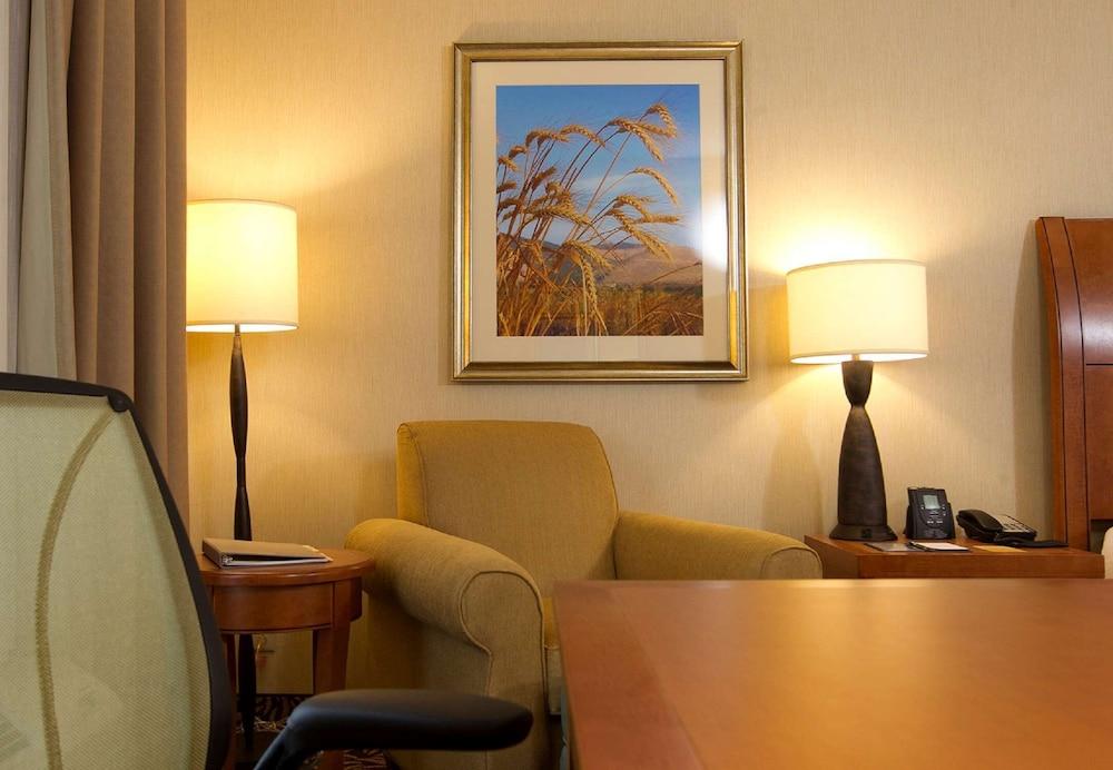 Hilton Garden Inn Cedar Falls photo 53