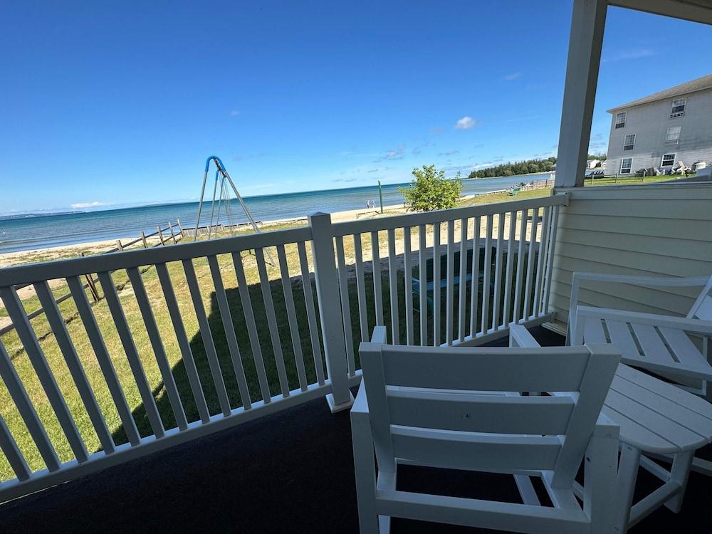 Beachcomber of Mackinaw photo 39
