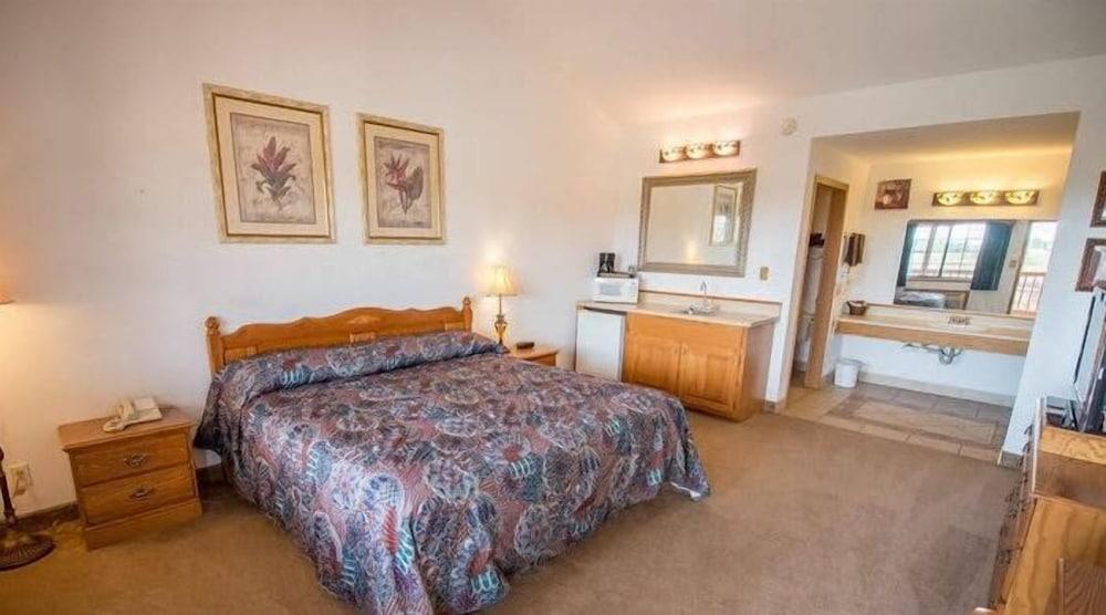 Bullwinkles Rustic Lodge photo 5