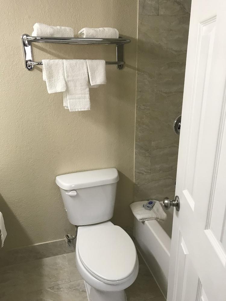 Hometown Inn & Suites photo 38