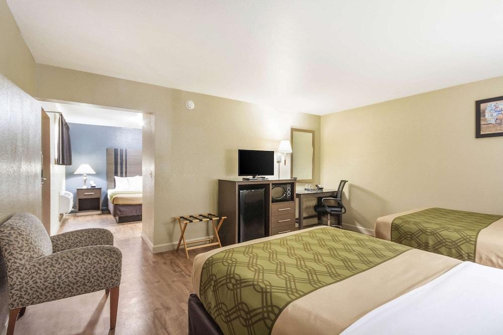 Econolodge Inn & Suites photo 29